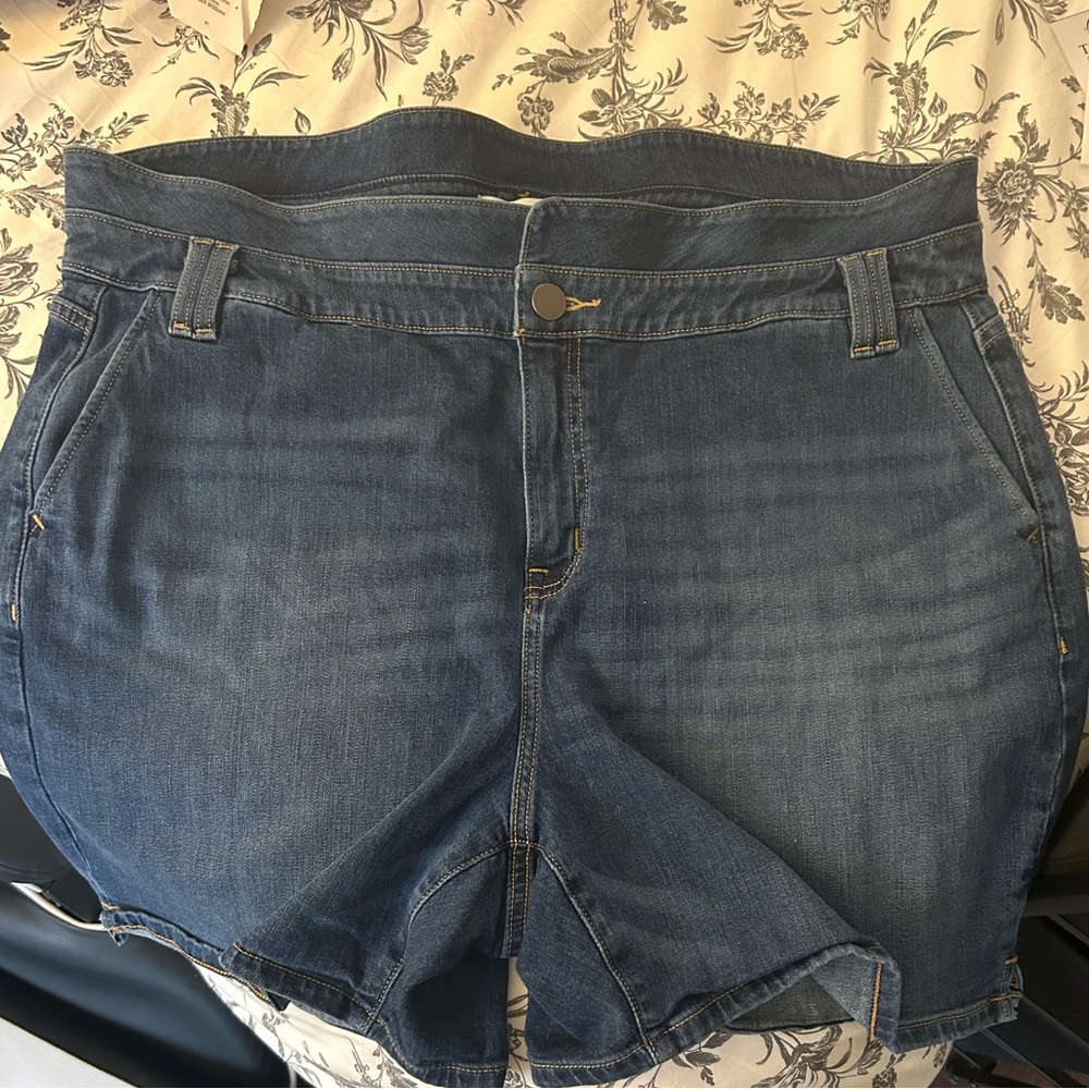 Lane Bryant Mid Rise Girlfriend Shorts. Size 18.